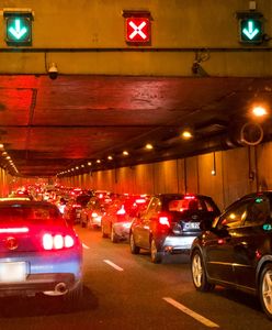 Warszawa. Wisłostrada zablokowana po wypadku. Policjanci w szpitalu