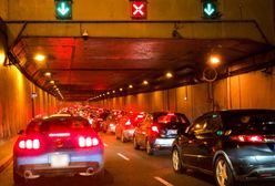 Warszawa. Wisłostrada zablokowana po wypadku. Policjanci w szpitalu