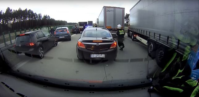 To jeden z przypadków, gdy ratownicy biegli autostradą do potrzebujących pomocy  