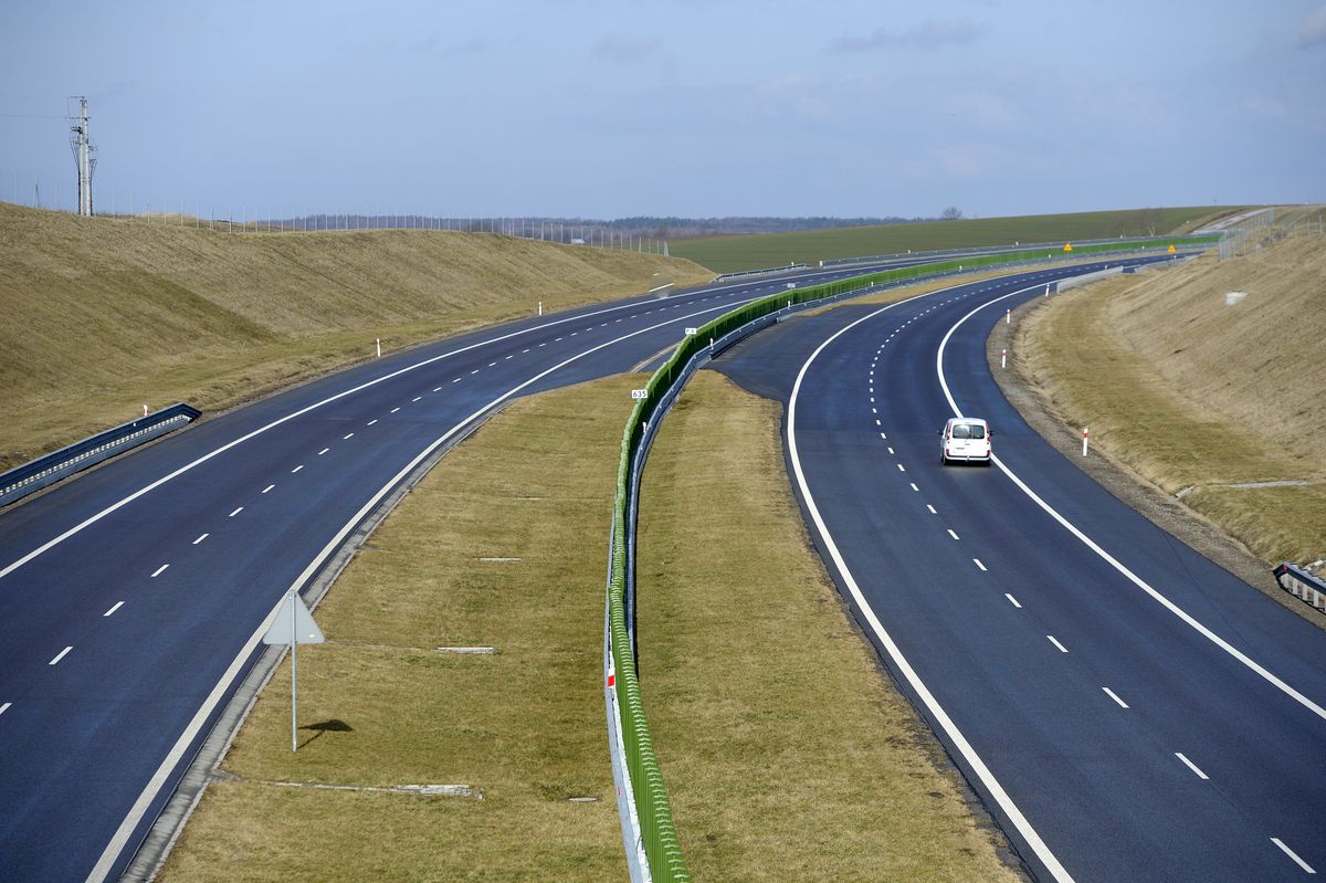 Polskie autostrady zaprojektowano z myślą o ograniczeniu do 130 km/h. Czy trzeba zmniejszyć limit?