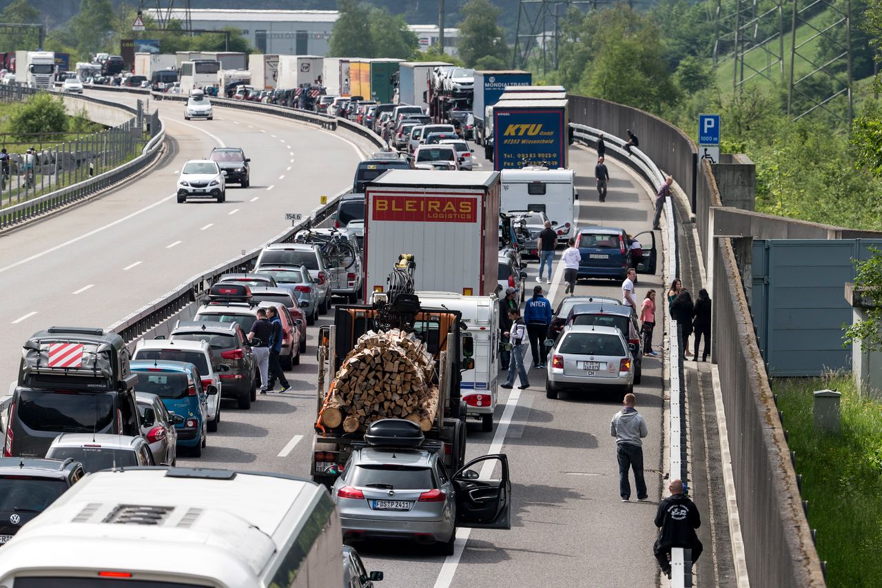 Wypadek na A2. Przewrócił się bus, duże utrudnienia