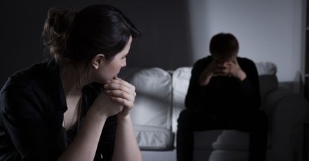 Kobieta w ciąży chce napisać list do kochanki męża. Zamierza zamieścić w nim zdjęcie z USG