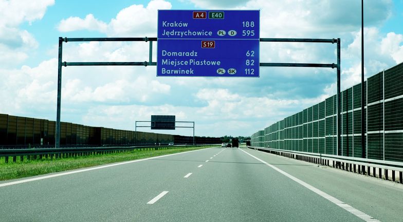 Generalna Dyrekcja Dróg Krajowych i Autostrad ogłosiła przetarg na analizę rozbudowy lub budowy autostrady A4 między Wrocławiem a Krzyżową.