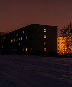 Żyją jak na wyspie. Ale zatopieni w patologii