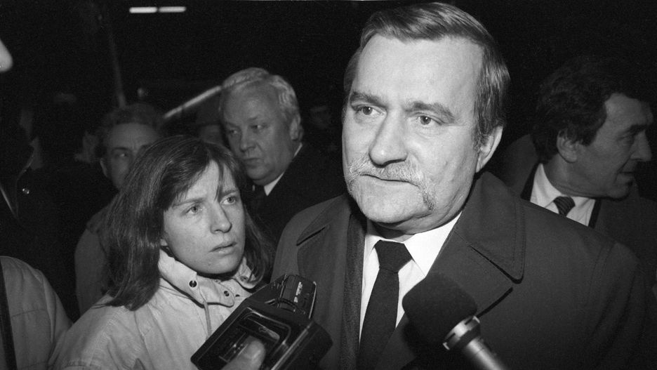Lech Wałęsa na Dworcu Centralnym przed obradami