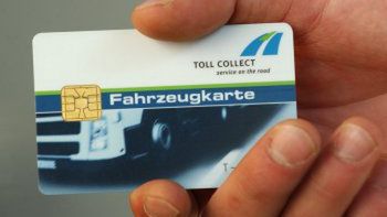 Pracownik Toll-Collect prezentuje jedną z kart elektronicznych firmy
