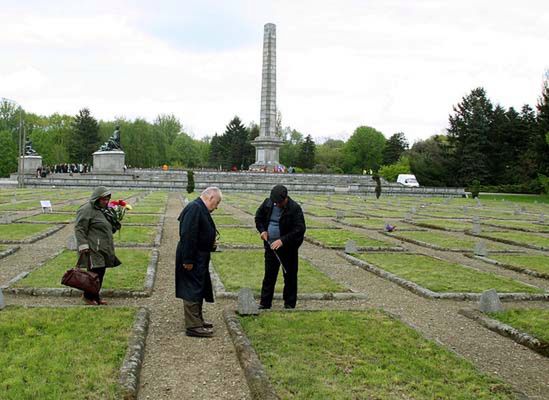Moskwa: w Warszawie zbezczeszczono radziecki cmentarz