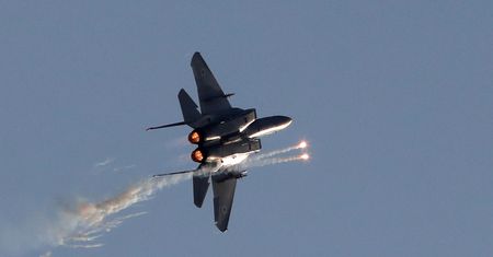 Izraelski nalot zagroził rejsowemu samolotowi. Celem ataku były irańskie bunkry w Syrii