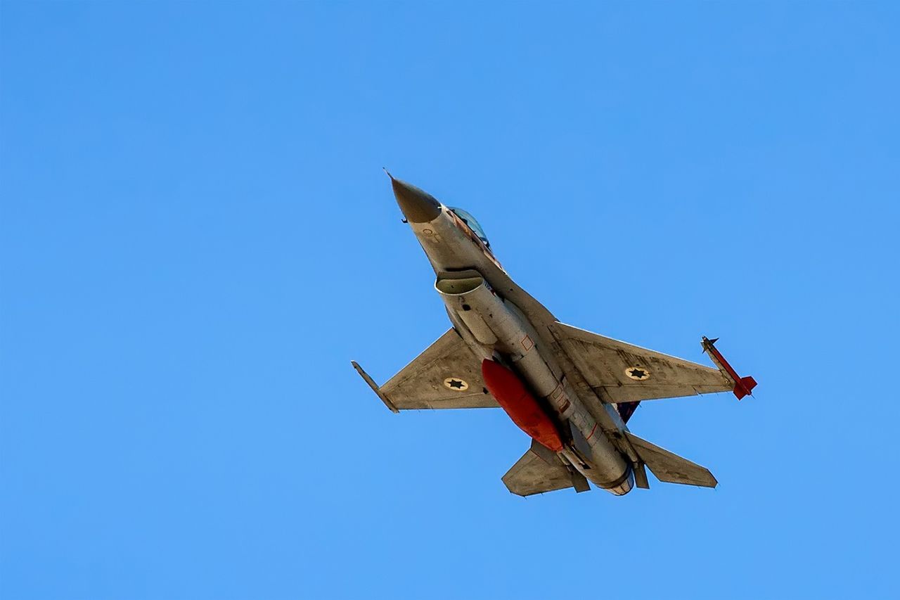 Izrael stracił osiem myśliwców F-16. Maszyny zostały zalane [Zobacz wideo]