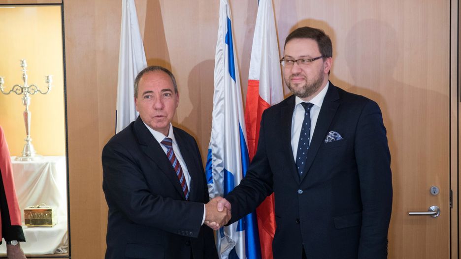 Bartosz Cichocki podczas spotkania z szefem MSZ Izraela Yuvalem Rotem [zdj. archwilane]