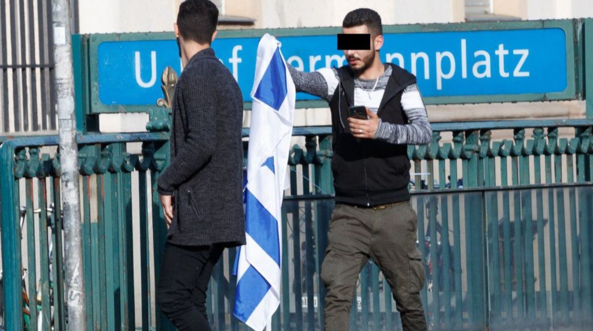 Reporterzy powiesili flagę Izraela w Berlinie i Monachium. Wyniki eksperymentu dają do myślenia