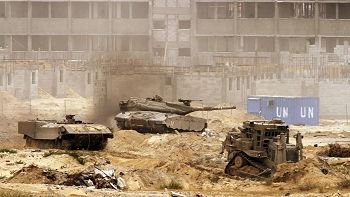 Izraelskie czołgi i pojazdy opancerzone w palestyńskim obozie dla uchodźców Rafah