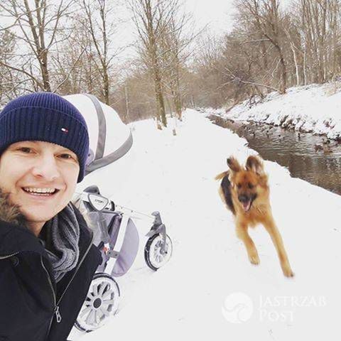 Rafał Mroczek na spacerze z córką
