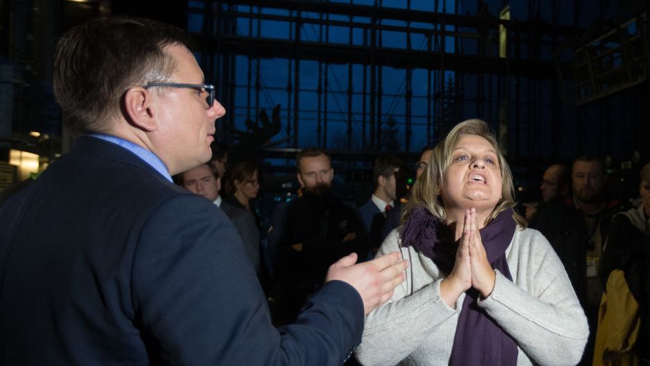 Prezes LOT Rafał Milczarski i liderka strajku Monika Żelazik, chwilę po tym, jak obydwoje klęczeli przed sobą