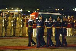 Trumna z ciałem Jasera Arafata w drodze do Ramalli