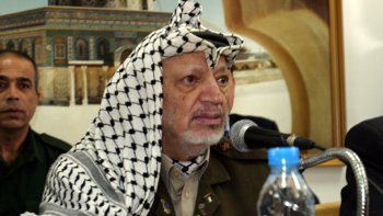 Przywódca palestyński Jasir Arafat rozmawia z dziennikarzami po przyjęciu dymisji premiera Mahmuda Abbasa