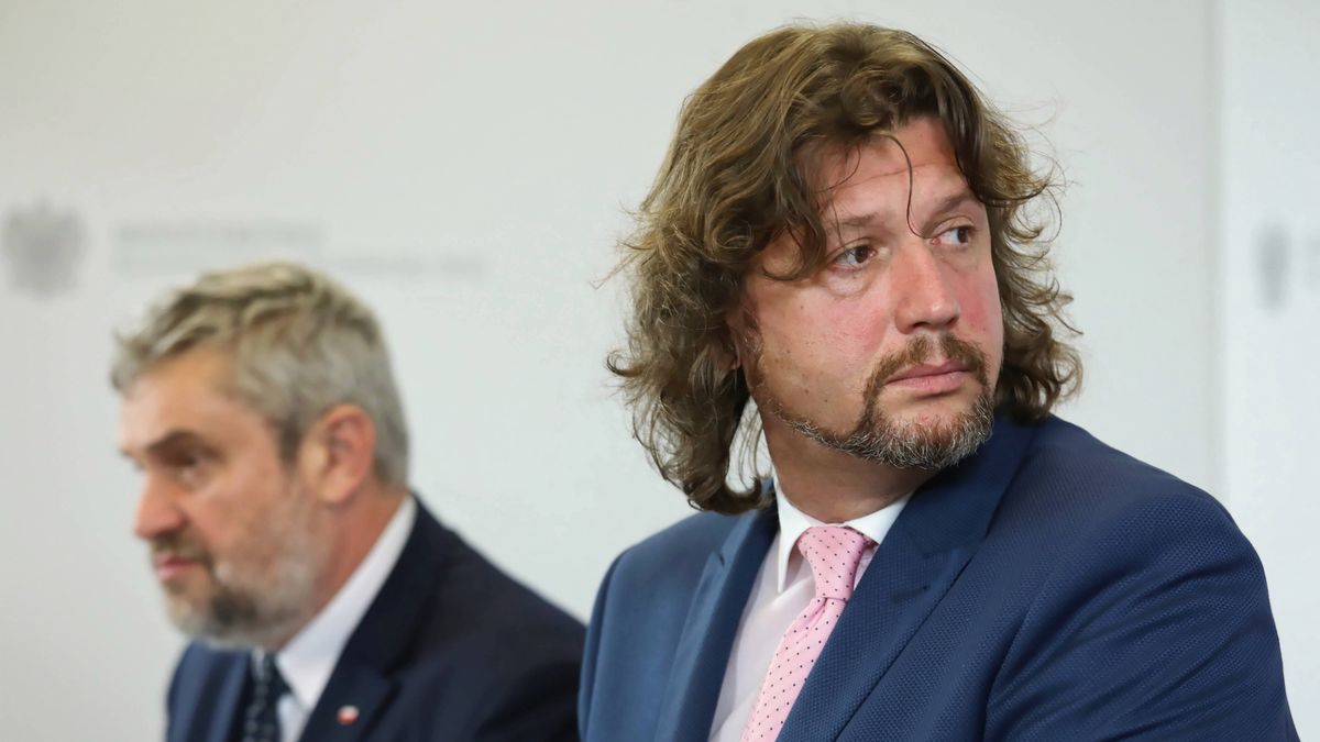Piotr Serafin w towarzystwie ministra rolnictwa Jana Krzysztofa Ardanowskiego podczas konferencji prasowej w październiku 2018 r.
