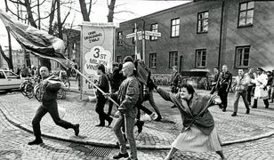 Kobieta z torebką atakuje skinheada. Za legendarnym zdjęciem stoi smutna historia