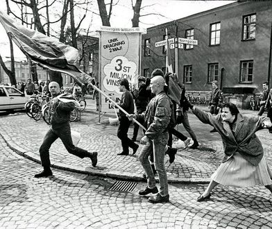 Kobieta z torebką atakuje skinheada. Za legendarnym zdjęciem stoi smutna historia