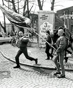 Kobieta z torebką atakuje skinheada. Za legendarnym zdjęciem stoi smutna historia