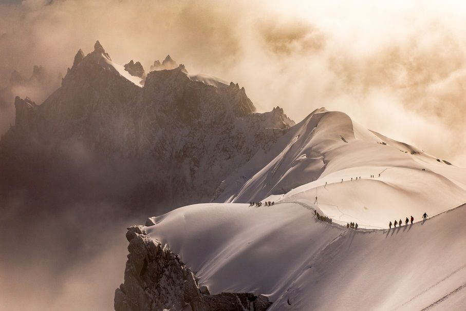 "Arete du Midi we mgle o wschodzie słońca"