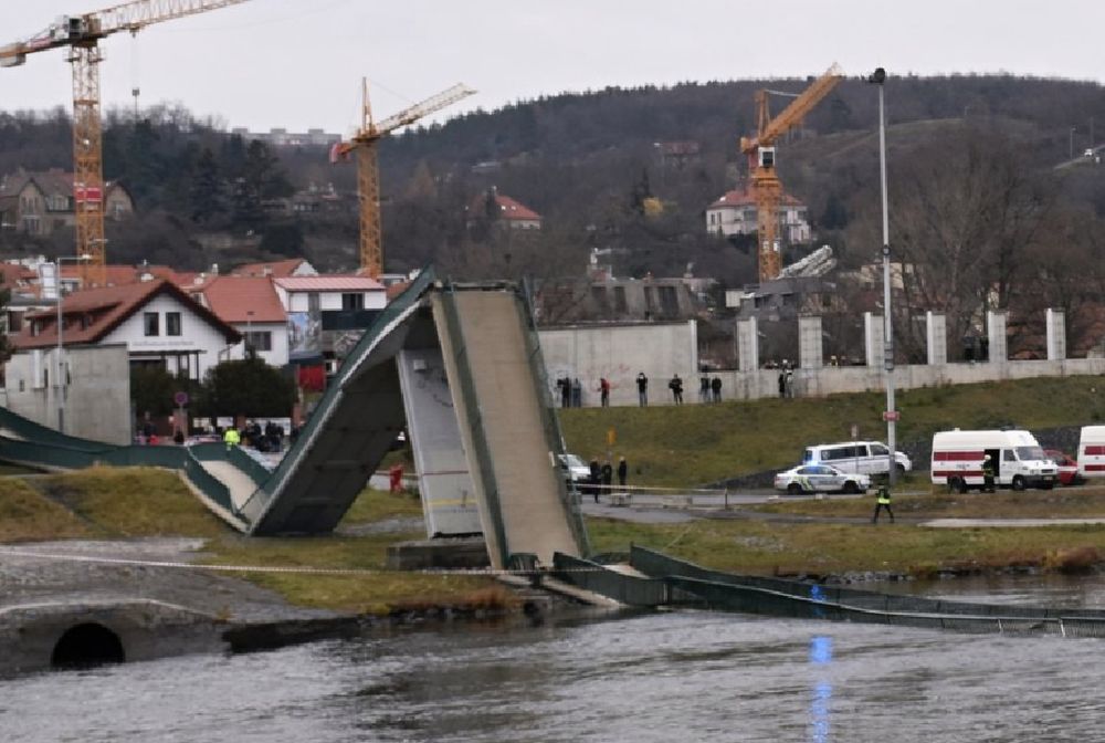 Zerwał się most w Pradze. Ludzie wpadli do Wełtawy