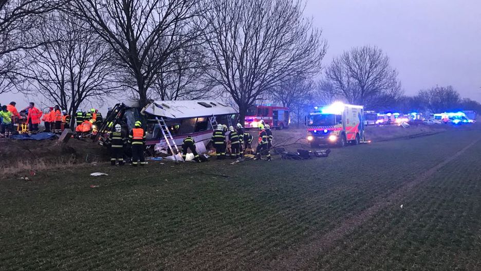 Ośmiu pasażerów autobusu wciąż może być uwięzionych w pojeździe