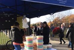 Obwarzanki, kiełbasa i żelki. "Kolorowe jarmarki" przed cmentarnymi bramami