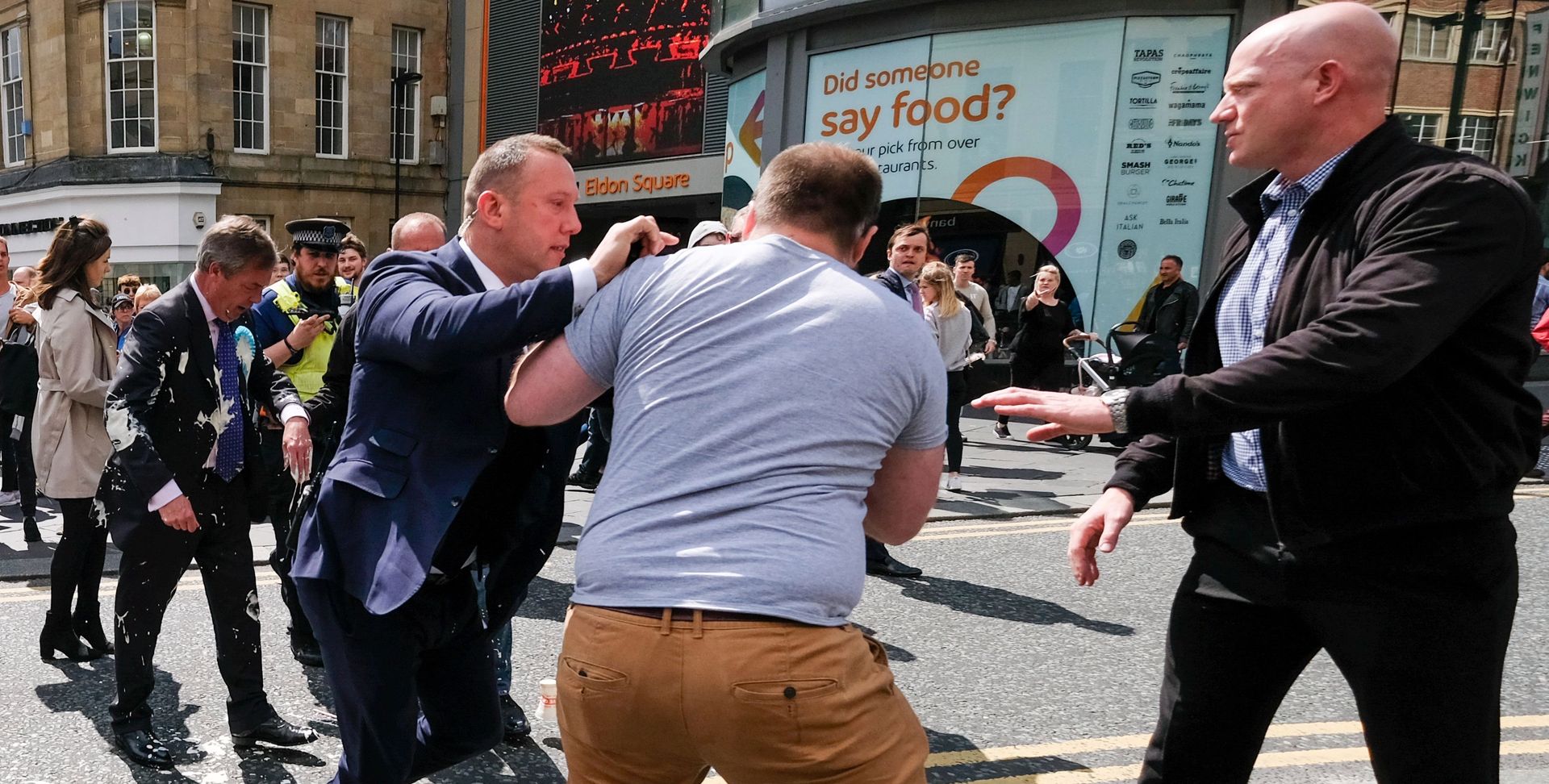 Nigel Farage zaatakowany koktajlem. Nagranie z Newcastle