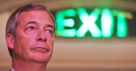 Brexit: Farage odpowiada Tuskowi. "Będziemy wolni od aroganckich łobuzów takich jak ty"