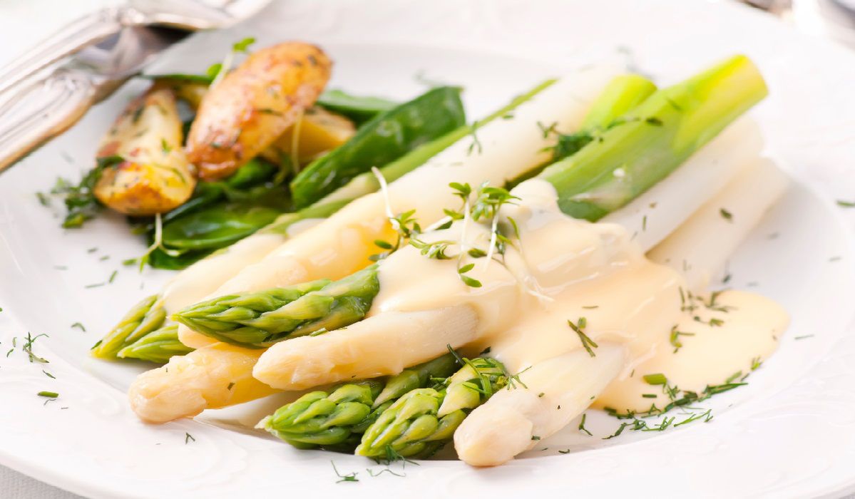 Jak gotować szparagi? Białe i zielone różnią się nie tylko kolorem, ale i sposobem przygotowania