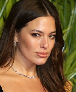 Krągłe kształty to jej atut. Ashley Graham wygina ciało w małej czarnej