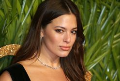 Krągłe kształty to jej atut. Ashley Graham wygina ciało w małej czarnej