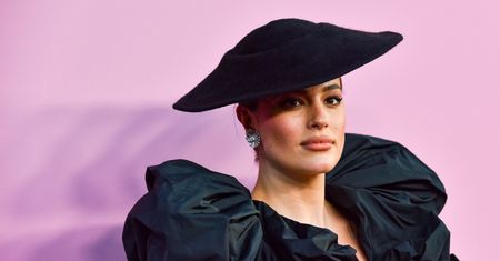 Ashley Graham pokazała odważny film. Rozstępy, fałdki, ciążowy brzuch