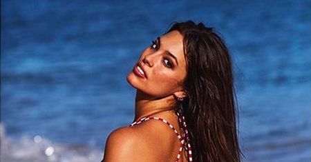 Zamiast kostiumu kąpielowego cienkie sznureczki. Ashley Graham znów szokuje