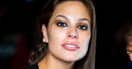 Ashley Graham ćwiczy jogę w trzecim trymestrze ciąży. Ta poza robi wrażenie!