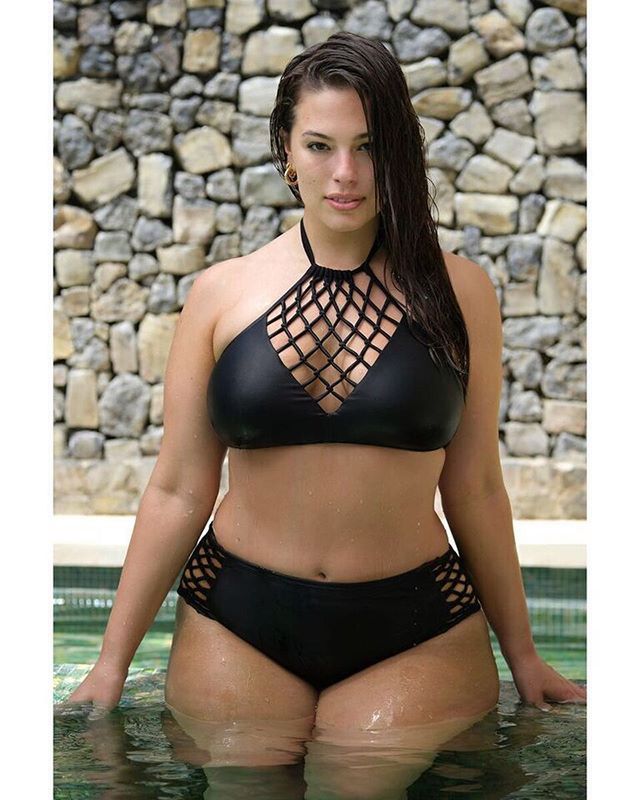 Ashley Graham wyleguje się w bikini. Co tam cellulit i podkreślone "boczki"