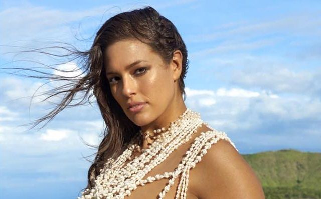 Ashley Graham w skąpym bikini. Modelka ma sentyment do tych zdjęć