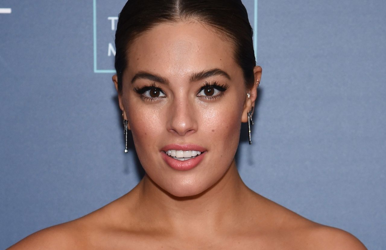 Mała czarna nie musi być nudna. Ashley Graham odczarowuje klasyk