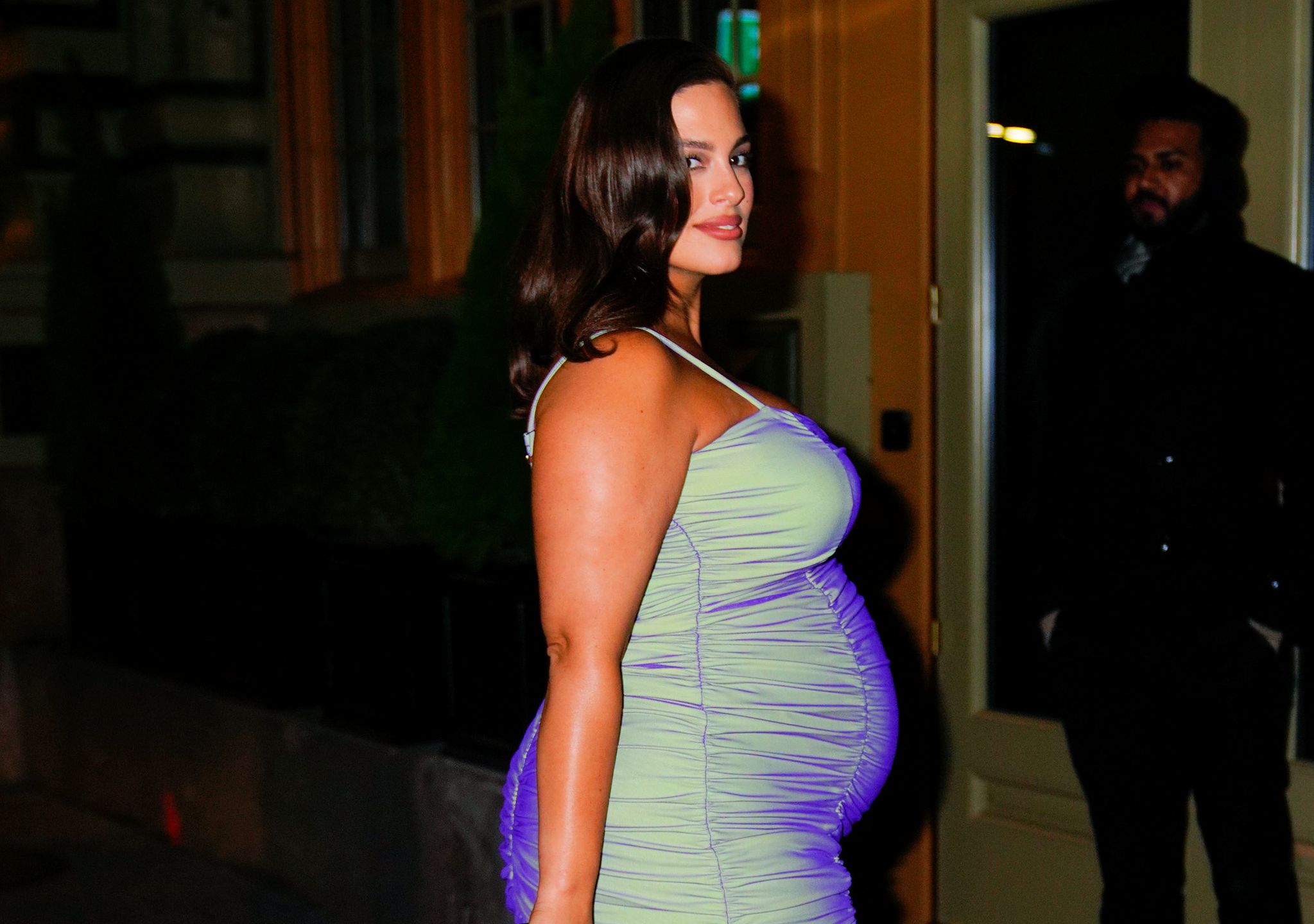 Ashley Graham w zaawansowanej ciąży. Podkreśliła brzuch