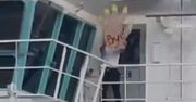 Zostawili pasażerów w porcie. Pomachali im wielką piankową ręką