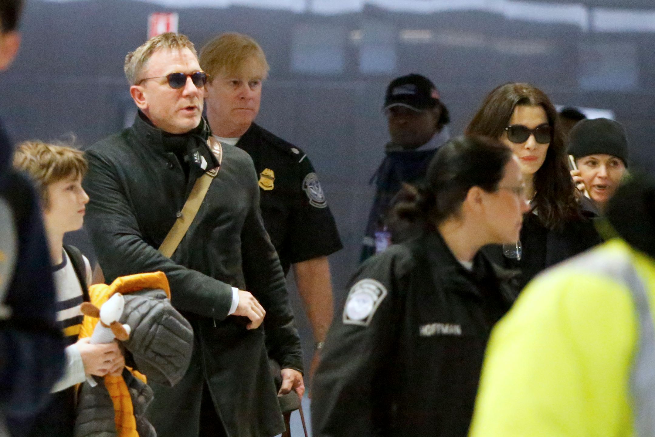 Daniel Craig avec sa femme Rachel Weisz et son beau-fils Henry arrivent � l'a�roport de New York (JFK), le 2 janvier 2018. Daniel Craig with her wife Rachel Weisz and her son Henry Aronofsky are arriving at JFK airport in New York. January 2nd, 2018. 
