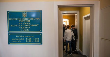Opole. Zerwał z konsulatu tablicę z herbem Ukrainy. 29-latek skazany