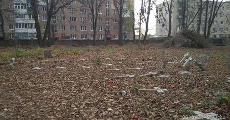 Zniszczono polskie groby na Ukrainie. Cmentarz był świeżo odnowiony