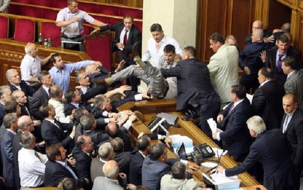 Przepychanki między ukraińskimi deputowanymi. Blokada trybuny parlamentarnej