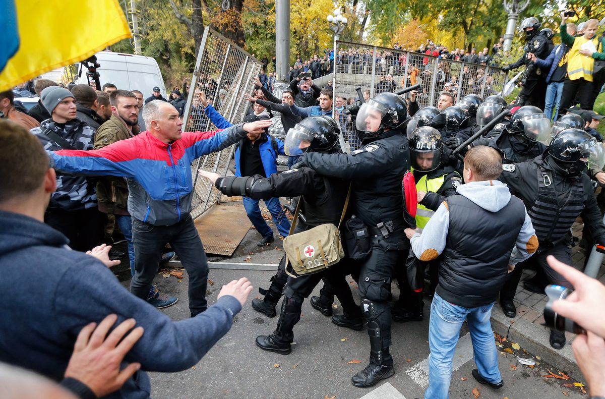 Przepychanki pod ukraińskim parlamentem. Demonstranci starli się z policją