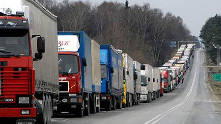 Gotówka dla kierowcy TIR-a czy pasażera pociągu. W ten sposób odbywa się aż 40 proc. przekazów z Polski na Ukrainę.