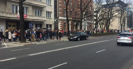 Wybory na Ukrainie. Gigantyczna kolejka przed ambasadą w Warszawie