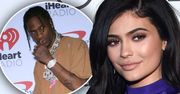 Travis Scott po raz pierwszy uchwycony z córeczką w ramionach. Wpatruje się w nią jak w obrazek! Nie zabrakło też seksownych nóg Kylie Jenner [WIDEO]