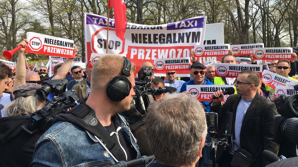Taksówkarze protestują przeciwko rządowym regulacjom.